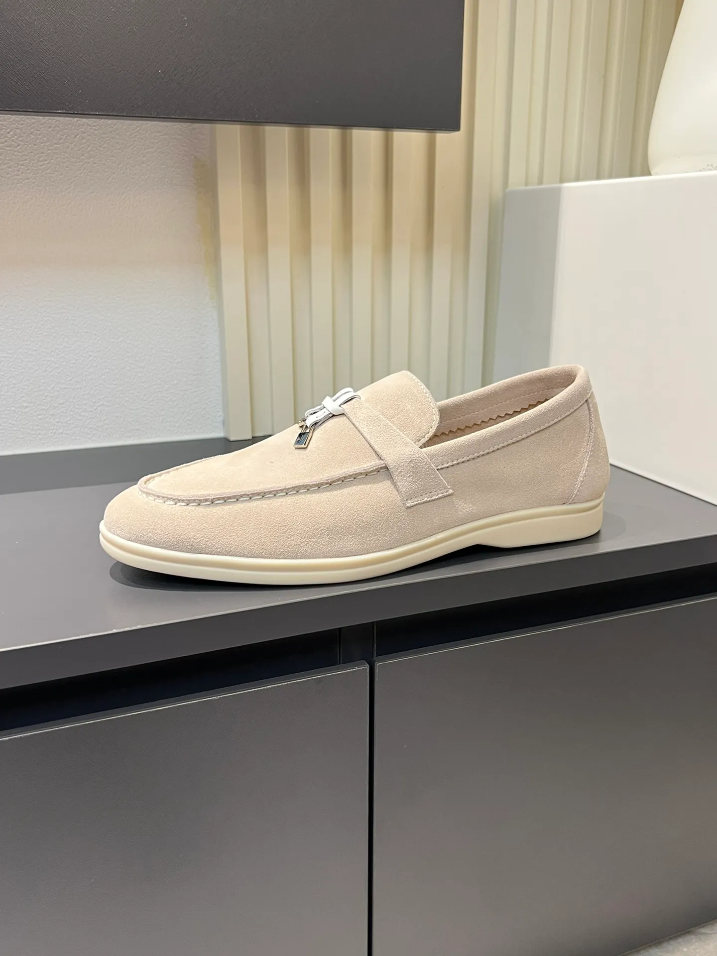 Men's shoes 💰p360 "Loro men's shoes 💰pian'*" Classic L men's shoes for couples 💰p Top version British flat loafers, a must-have item in old money style, the minimalist design is eye-catching and durable, a plus point for dressing The soft foot feel and texture are outstanding. They don’t scratch your feet and are very nice. They are matched with soft and waxy soles. They can be worn daily for a long time without getting tired. They are easy to wear, versatile and classic items, with perfect foot feel and texture! Imported cashmere fabric, the lining is made of imported A-grade water-dyed cow lining, the top version of the genuine leather midsole is sewn with pure handmade mark thread! Size: Female 35-40 (34. Customized) Male 38-44 (45.46. Customized)